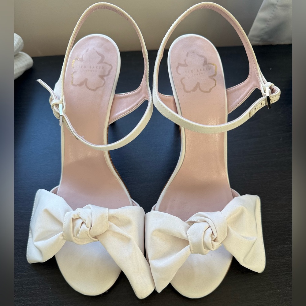 Ted Baker London White Bow Heels